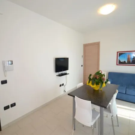 Modern With Balcony In شقة